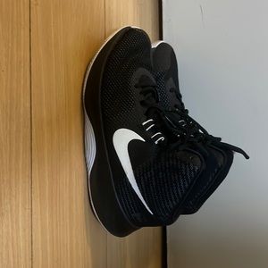 Men’s Nike basket ball shoes size 7.5